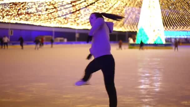 Geniş Açılı Motivasyonlu Genç Bir Kadın Buz Patenleriyle Buz Pateni — Stok video