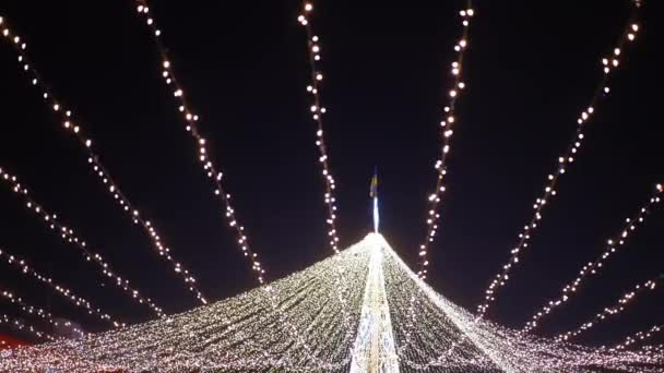 Brede Schot Kerst Decoratie Lichten Sprankelend Nacht Stedelijke Stad Buiten — Stockvideo