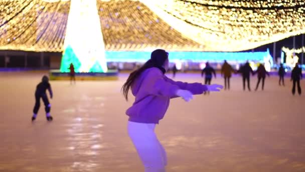 Genç Yetenekli Sporcu Kadın Deve Dönüşüyle Buz Pateni Sahasında Ağır — Stok video