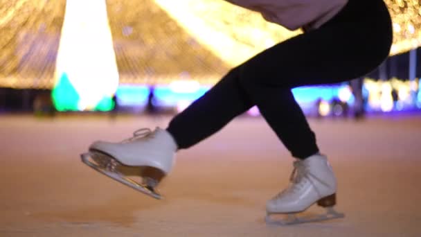 Buz Pateni Pistinde Ağır Çekimde Dönen Yetenekli Sporcu Bacakları Kentin — Stok video