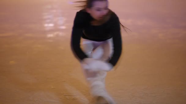高角镜下的白人天才女运动员旋转坐着慢动作旋转 带着自信的动机在户外冰场训练的年轻女子的画像 — 图库视频影像