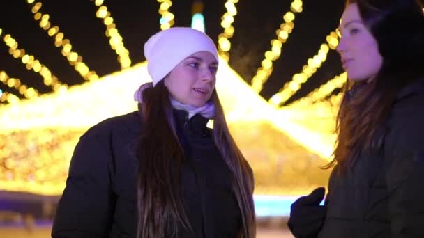 Porträt Einer Jungen Kaukasischen Frau Gespräch Mit Einem Freund Der — Stockvideo