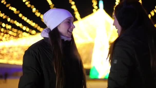 Élő Kamera Amint Vidám Fiatal Nők Ölelkeznek Karácsony Este Jégpályán — Stock videók