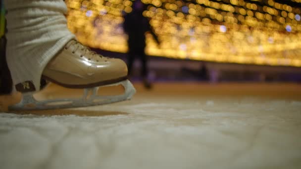 Füße Von Zwei Sportlerinnen Die Zeitlupe Auf Die Eisbahn Treten — Stockvideo