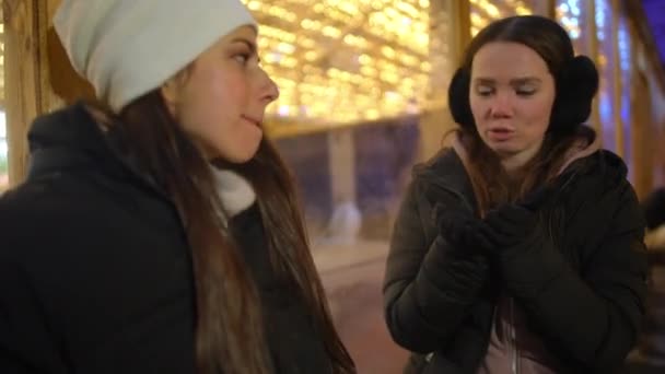 Junge Kaukasierin Lächelt Und Unterhält Sich Mit Einem Freund Der — Stockvideo