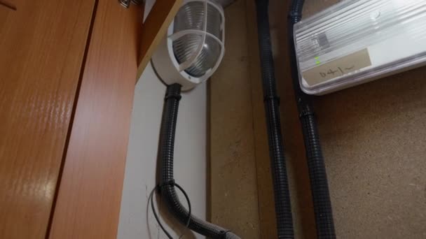 Elektromos Kábelpanelhez Vezetékes Közeltéri Vészvilágító Lámpa Szekrény Villamos Berendezés Lakóépületben — Stock videók