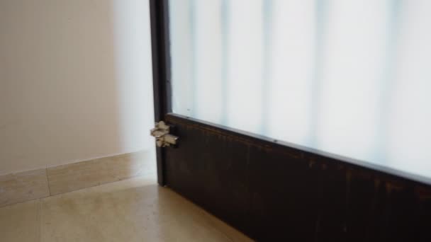 Közelkép Bejárati Ajtó Aljáról Lakóház Kinyílásában Bezárásában Felismerhetetlen Kaukázusi Zárja — Stock videók