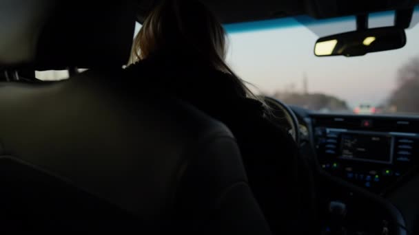 Sudut Belakang Melihat Wanita Percaya Diri Mengemudi Mobil Senja Malam — Stok Video