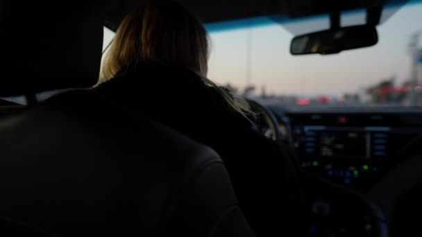 后视镜妇女驾驶的汽车在晚上转向加油站 难以辨认的白人女司机在黄昏的室外骑车去加油 — 图库视频影像