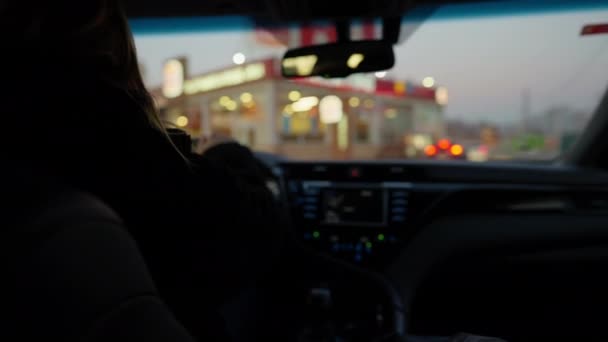 Voltar Visão Passageiro Mulher Montando Para Estacionamento Posto Gasolina Olhando — Vídeo de Stock