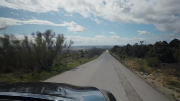 Passager Pov Voiture Cheval Sur Route Étroite Sur Les Collines — Video