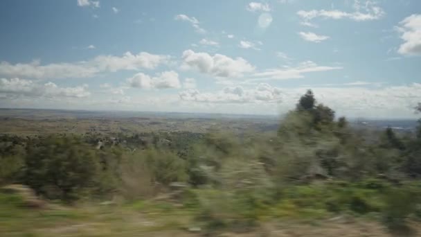 Široký Pohled Zelenou Krajinu Pod Modrou Jarní Letní Oblohou Bílými — Stock video