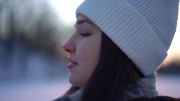 Siyah Saçlı Kahverengi Gözlü Gülümseyen Sıska Genç Bir Kadının Kış — Stok video