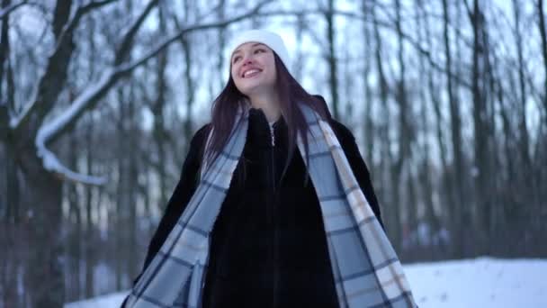 多莉拍摄了美丽的白人年轻女子在冬季森林里散步的画像 她面带微笑地环视四周 愉快而惬意的游客周末在户外度假 — 图库视频影像