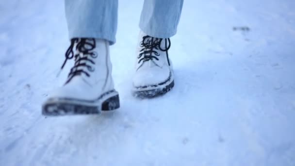 Detailní Záběry Ženských Nohou Bílých Botách Sněhu Venku Nerozpoznatelná Žena — Stock video