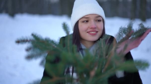 Mutlu Bir Kadının Portresini Büyüt Yeşil Ağaç Dallarına Dokunup Kameraya — Stok video