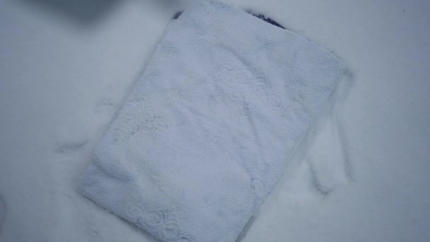 Vista Superior Toalhas Limpas Caindo Câmera Lenta Neve Gelada Branca — Vídeo de Stock