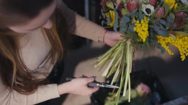 Wysoki Kąt Widzenia Szczupła Brunetka Kobieta Cięcia Kwiatów Wynika Wewnątrz — Wideo stockowe