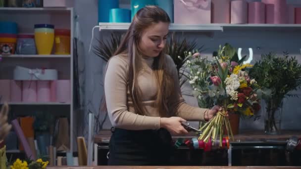 Szczęśliwy Pewny Siebie Młoda Kobieta Cięcia Kwiatów Wynika Dno Rozciągając — Wideo stockowe
