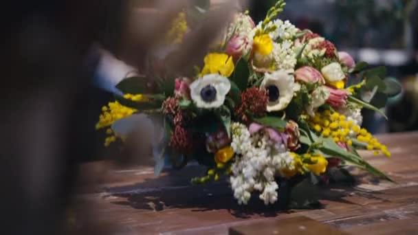 Κοντινό Πλάνο Αγνώριστη Γυναίκα Τοποθέτηση Όμορφο Μπουκέτο Λουλούδια Ξύλινο Τραπέζι — Αρχείο Βίντεο