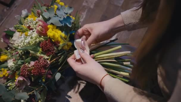 Nagy Látószögű Kilátás Kaukázusi Női Kéz Megkötő Rózsaszín Szalag Virágok — Stock videók