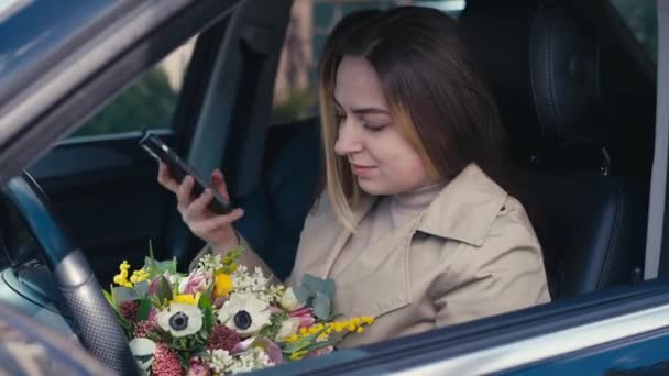Boldog Autóban Csokorral Sms Ező Okostelefon App Oldalnézet Portré Elégedett — Stock videók