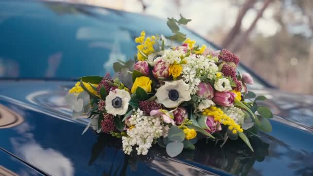 Tutup Karangan Bunga Kap Mobil Luar Ruangan Dekorasi Bunga Closeup — Stok Video