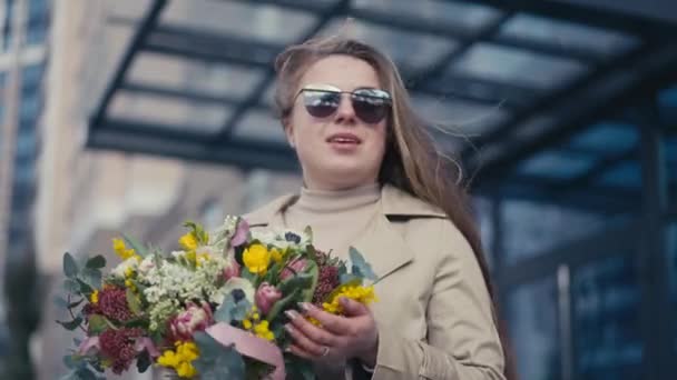Boldog Kaukázusi Csokorral Aki Elnéz Szabadban Egy Magabiztos Örömteli Hölgy — Stock videók