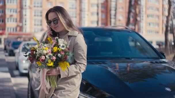 Egy Fiatal Fogas Mosollyal Motorháztetőre Támaszkodva Telefonál Portré Elégedett Kaukázusi — Stock videók