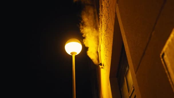 特写街灯 黄灯在黑暗中 白汽从管子里冒出来 市区夜间户外照明 — 图库视频影像