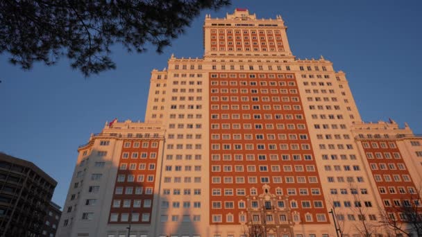 Szeroki Kadr Miejskiego Budynku Zachodzie Słońca Cieniami Przykrywającymi Fasadę Architektura — Wideo stockowe