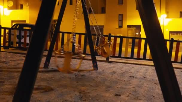 Seitenansicht Leere Babyschaukeln Schwingen Gelben Straßenlaternen Der Nacht Der Stadt — Stockvideo