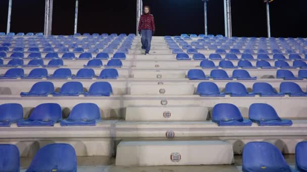 Mulher Séria Caucasiana Andando Tribuna Estádio Saindo Amplo Tiro Retrato — Vídeo de Stock