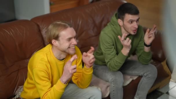 Zwei Junge Kaukasische Männer Mit Gedrückten Daumen Schauen Sich Hause — Stockvideo