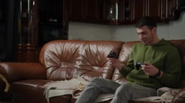 Oturma odasında, elinde joystickle içeri giren iki adam ve patlamış mısırla video oyunu oynamaya başlar. Pozitif gevşemiş beyaz erkek oyuncular içeride oynamaktan zevk alıyorlar.