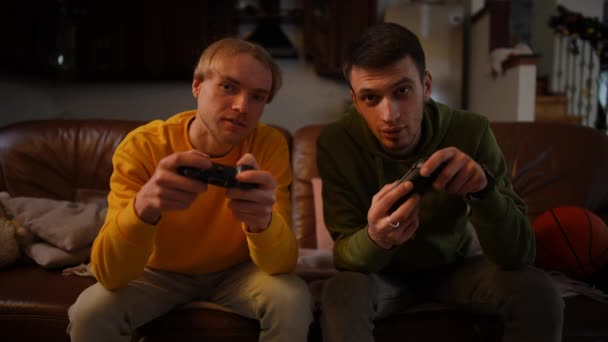 Dos Hombres Felices Despreocupados Jugando Videojuegos Con Joystick Mirando Cámara — Vídeos de Stock