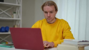 İnternette dizüstü bilgisayar planlama fikri üzerinde sörf yapan konsantre akıllı bir adamın portresi. Kendine güveni olan Kafkasyalı acemi oyuncu içeride oturmayı düşünüyor.