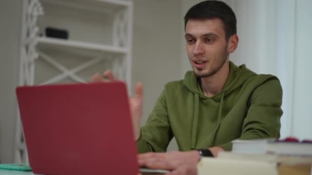 Retrato Homem Confiante Positivo Acenando Saudação Vídeo Chat Laptop Sentado — Vídeo de Stock