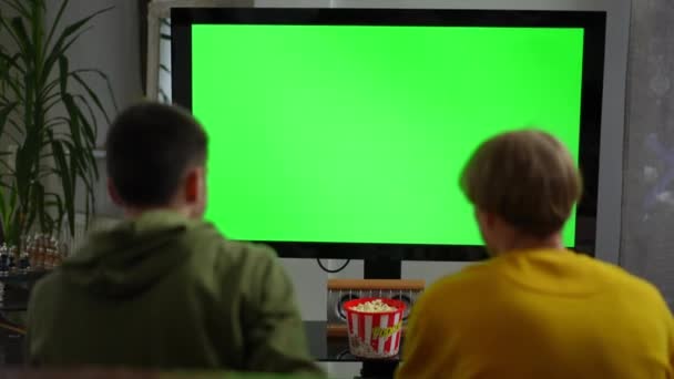 Πράσινη Τηλεόραση Θολή Νεαρούς Άνδρες Μιλάνε Καθισμένοι Στον Καναπέ Μπροστά — Αρχείο Βίντεο
