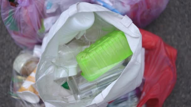 쓰레기 봉투에 플라스틱 클로즈업 인식할 코카서스 던지는 쓰레기 폐기물 — 비디오