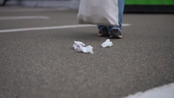 Samice Chodzą Parkingu Zbierając Śmieci Zbliżenie Nierozpoznawalne Młody Biały Kobieta — Wideo stockowe