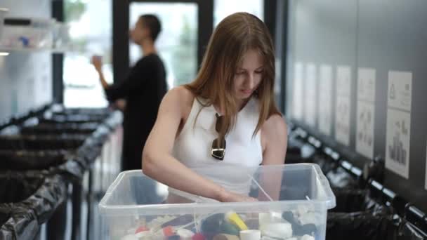 Молода Чарівна Кавказька Жінка Позує Коробкою Пластикових Дозаторних Насосів Озираючись — стокове відео