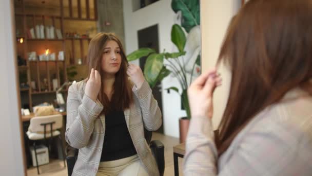 Стрельба Через Плечо Размытой Женщины Отражающейся Зеркале Рассматривающей Волосы Недовольным — стоковое видео