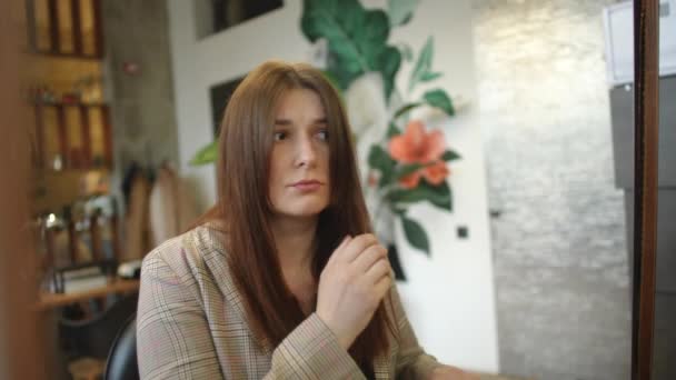 Отражение Портрета Зеркале Недовольной Молодой Женщины Трогающей Волосы Замедленной Съемке — стоковое видео