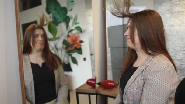 Vue Côté Insatisfaite Jeune Femme Regardant Reflet Flou Dans Miroir — Video