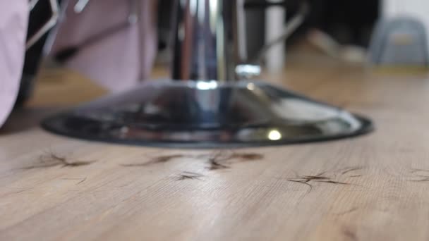 Lantai Tertutup Salon Kecantikan Dengan Rambut Rontok Dalam Gerakan Lambat — Stok Video