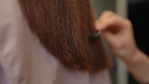 Rambut Cokelat Close Dengan Tangan Perempuan Menyisir Potongan Rambut Meninggalkan — Stok Video