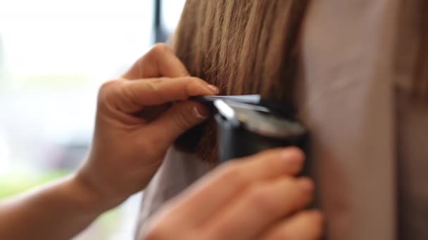 Gros Plan Vue Côté Mains Féminines Tenant Les Cheveux Avec — Video