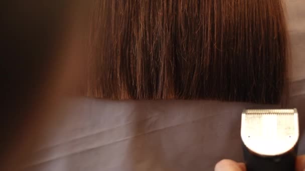 클리퍼로 만드는 미용실에 인식할 여자의 클로즈업 슬로우 모션에서 머리를 코카서스 — 비디오