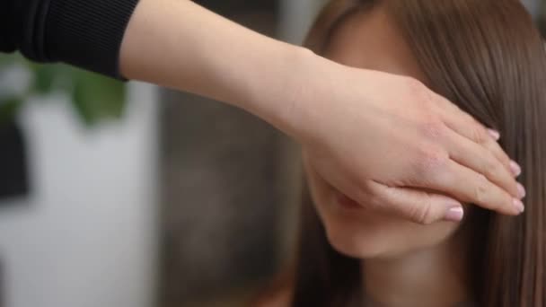 Крупный План Неузнаваемый Парикмахер Распыляющий Спрей Фиксации Волос Замедленной Съемке — стоковое видео